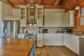 Fridge, microwave, oven, stovetop - Eagle's Nest CITQ 271666 (Mont-Blanc)