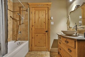 Bathtub, hair dryer, towels - Eagle's Nest CITQ 271666 (Mont-Blanc)