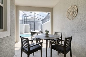 Outdoor dining - Charming Mickey-Themed Home, Prime Location (Kissimmee)