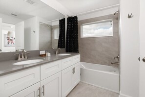 Badewanne, Haartrockner, Handtücher