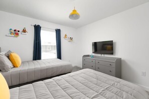4 bedrooms, iron/ironing board, travel cot, WiFi - Charming Mickey-Themed Home, Prime Location (Kissimmee)