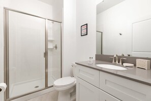 Badewanne, Haartrockner, Handtücher