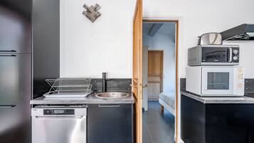 Fridge, microwave, oven, stovetop