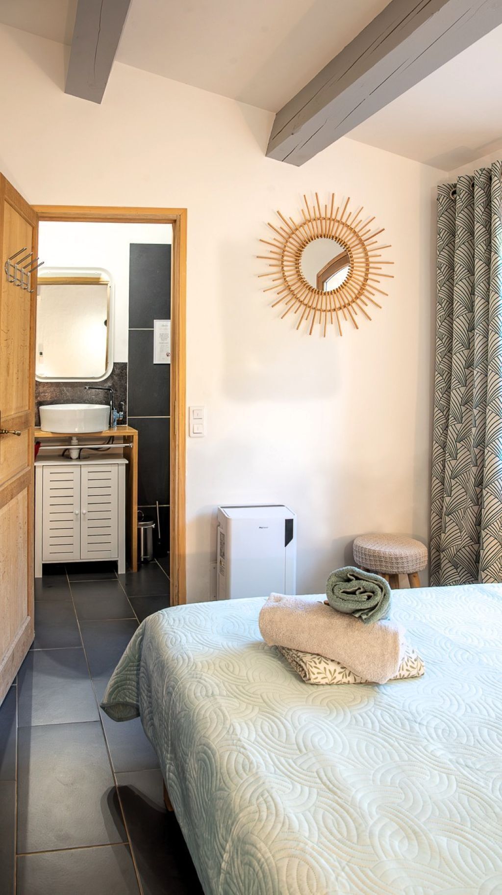 1 chambre, fer et planche à repasser, lit parapluie, Wi-Fi gratuit