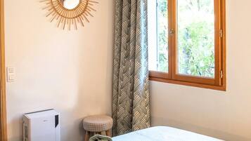 1 habitación, tabla de planchar con plancha y cuna de viaje