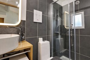 Dusche, Haartrockner, Handtücher, Toilettenpapier