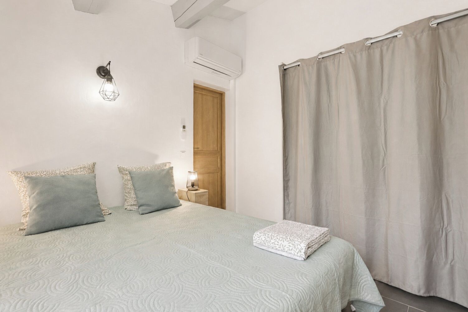 1 quarto, ferros/tábuas de passar roupa, berço de viagem