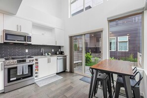 Fridge, microwave, oven, stovetop - Autumn Leaves in Jefferson Park (Seattle)
