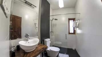 Deluxe Double Room | Bathroom
