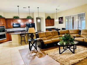 تلفزيون ذكي، مدفأة، مشغل دي في دي، كُتُب