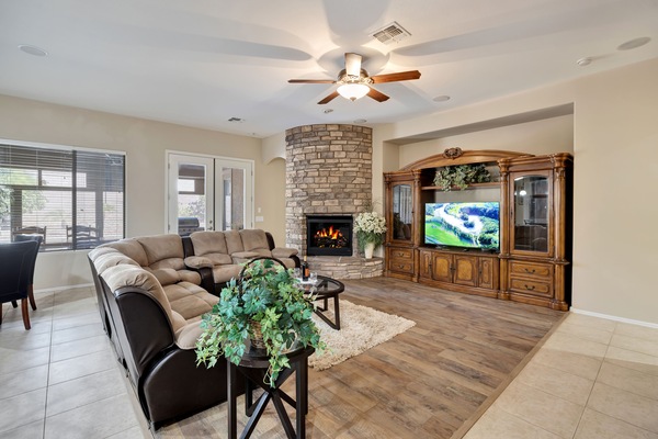 Smart-TV, peis, DVD-spiller og bøker