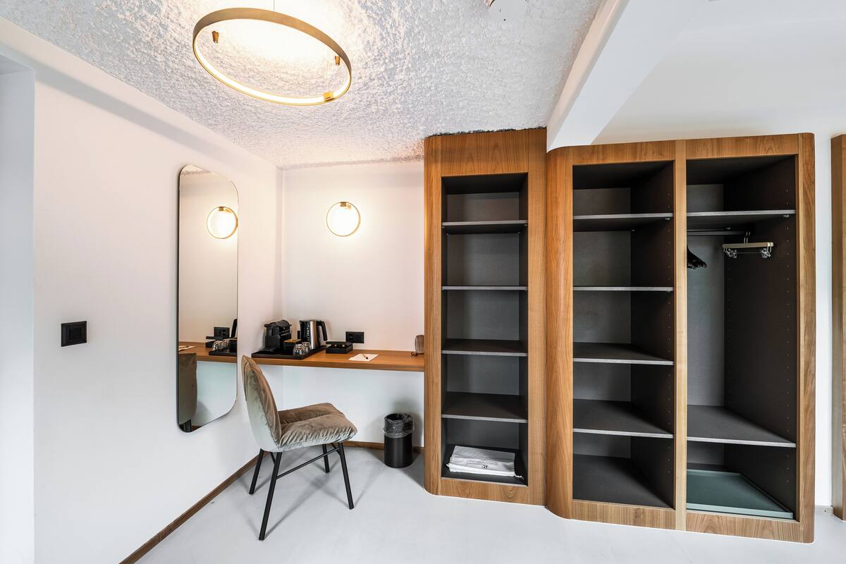 Ein modernes Badezimmer mit einem Holzbadezimmermöbel, einem Spiegel und einer eingebauten Ablagefläche.