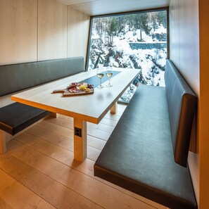 Luxury-Apartment | Essbereich im Zimmer