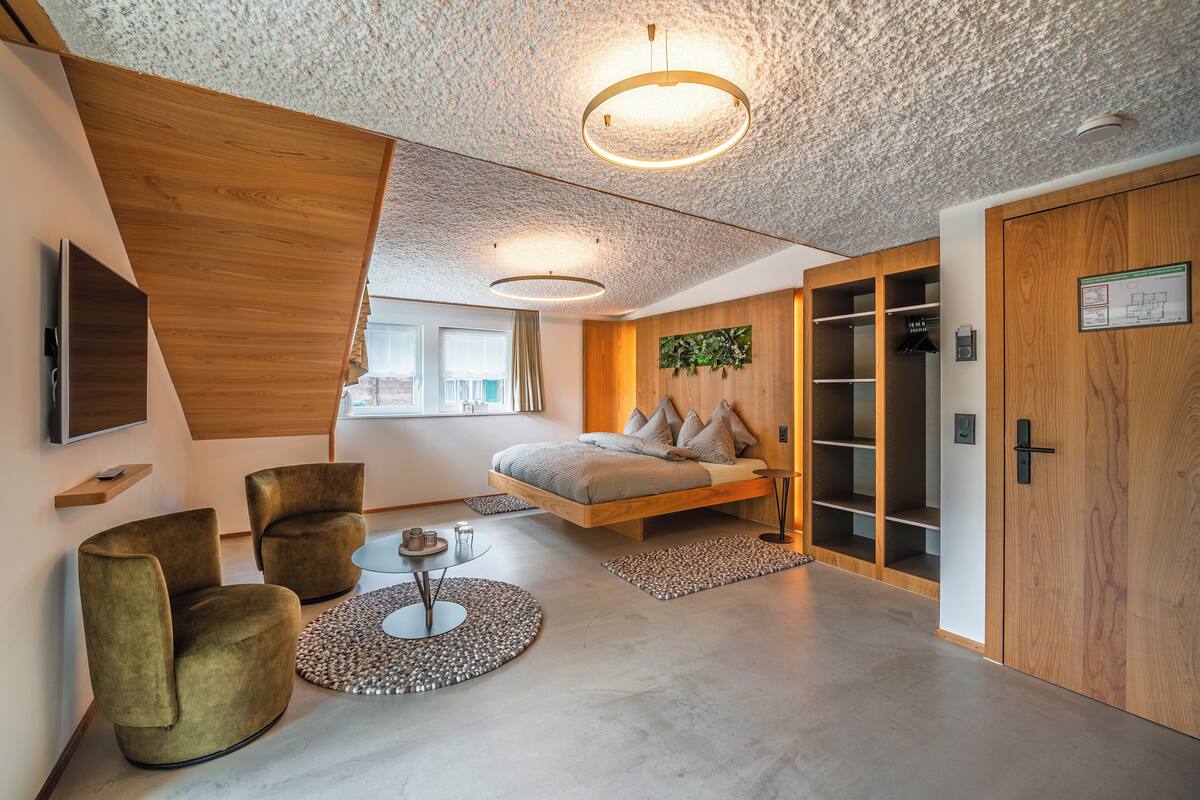 Ein modernes Schlafzimmer mit Schlafbox, Einbauschrank und großem Fenster.