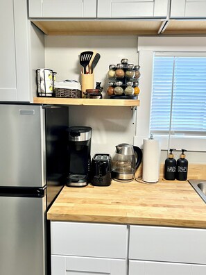 Kühlschrank, Mikrowelle, Herdplatte, Wasserkocher mit Kaffee-/Teezubehör