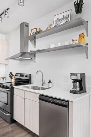 Kühlschrank, Mikrowelle, Ofen, Herdplatte