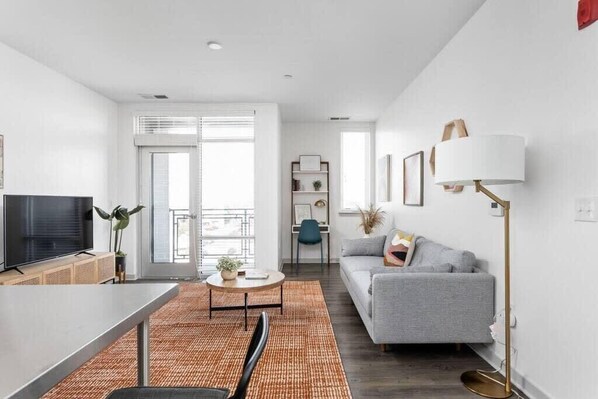 Televisión y oficina 