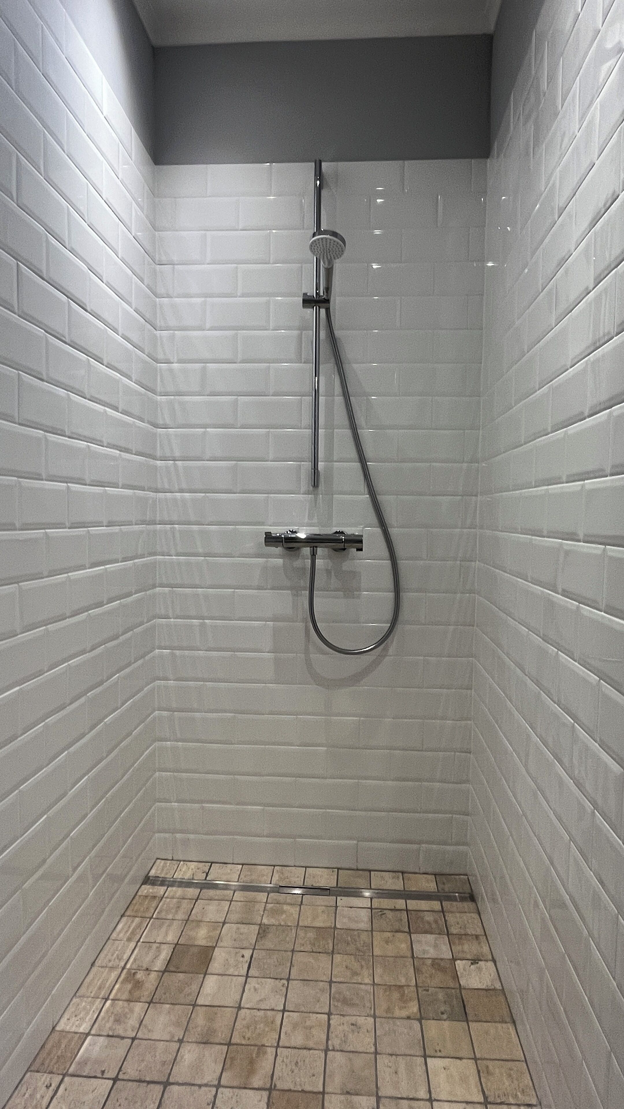 Dusche, umweltfreundliche Kosmetikartikel, Haartrockner, Handtücher