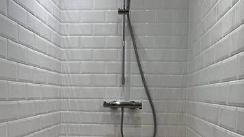Dusche, umweltfreundliche Kosmetikartikel, Haartrockner, Handtücher
