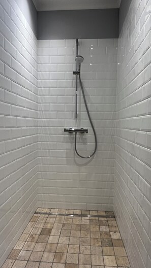Bruser, miljøvenlige toiletartikler, hårtørrer, håndklæder