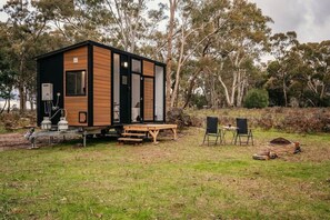 Outdoor dining - Northern Grampians Getaway by Tiny Away (Dadswells Bridge)
