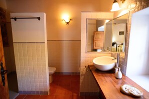 Shower, hair dryer, bidet, towels - Can Vich is a Haven of Peace (Santa Eulària des Riu)