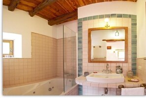Shower, hair dryer, bidet, towels - Can Vich is a Haven of Peace (Santa Eulària des Riu)