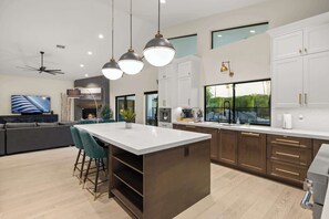 Fridge, microwave, oven, stovetop - Sweetwater: 5 bedroom Lux, Pool,Spa, Volley/B-Ball (Scottsdale)