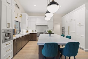 Fridge, microwave, oven, stovetop - Sweetwater: 5 bedroom Lux, Pool,Spa, Volley/B-Ball (Scottsdale)