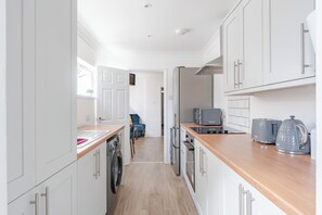 Fridge, microwave, oven, electric kettle - Seaside Paradise (Lowestoft)