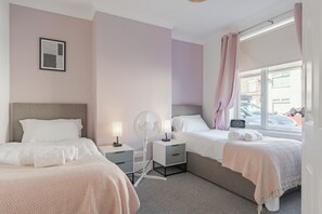 3 bedrooms, iron/ironing board, WiFi, bed sheets - Seaside Paradise (Lowestoft)
