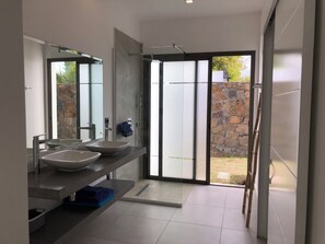 Douche, articles de toilette gratuits, sèche-cheveux
