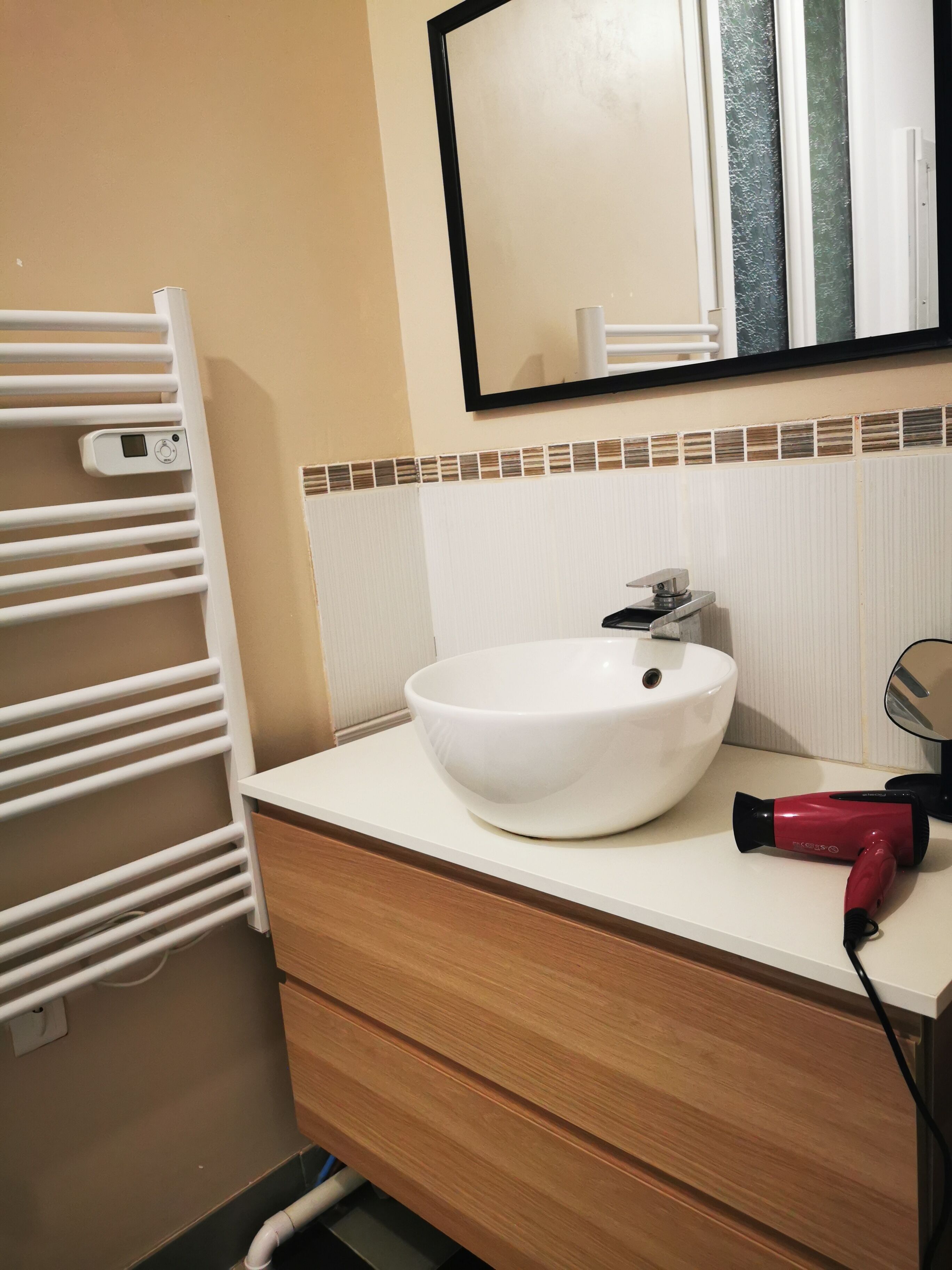 Secador de pelo y papel higiénico