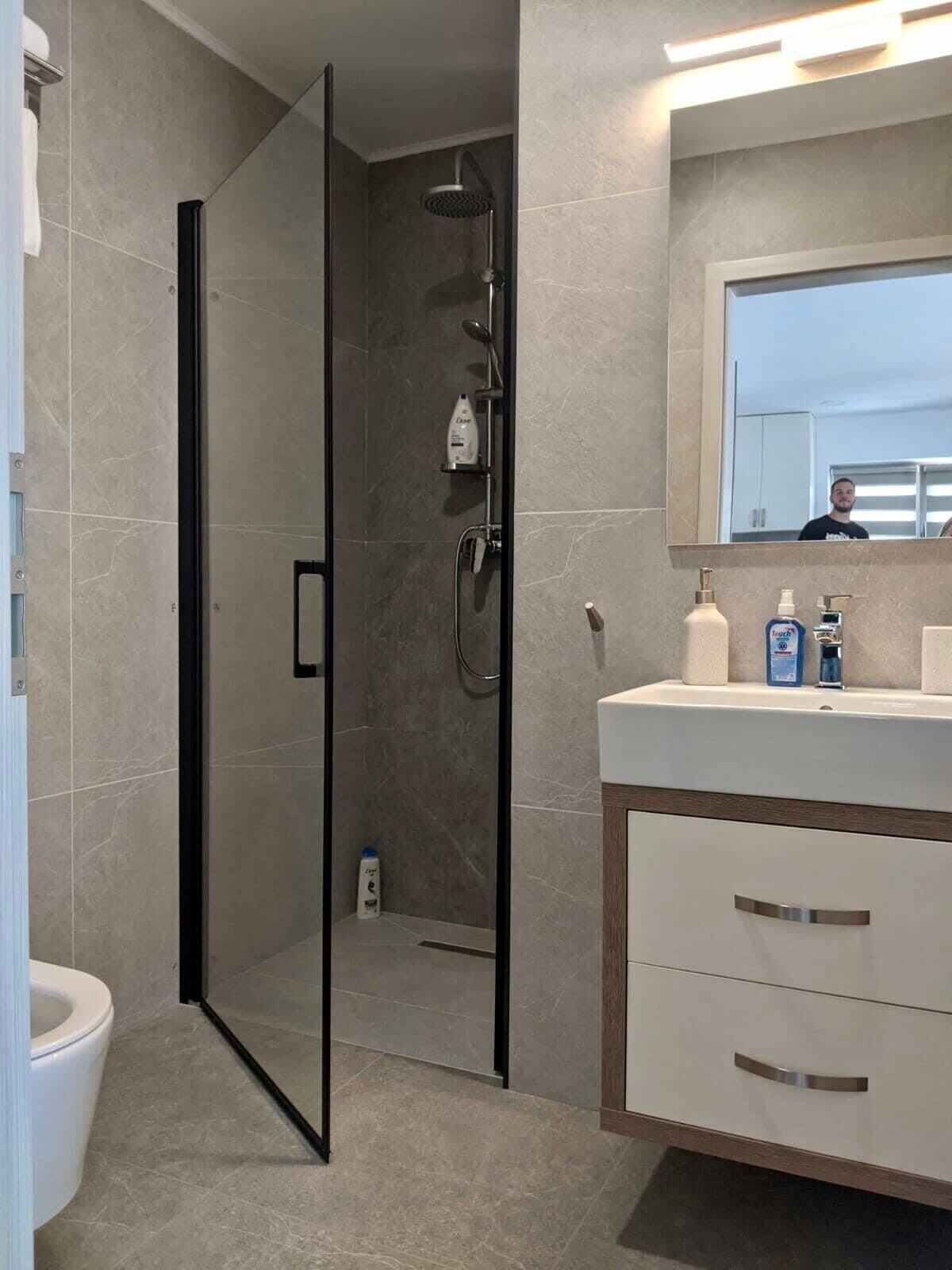 Dusch, hårtork och handdukar