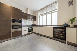 雪櫃、微波爐、焗爐、爐具