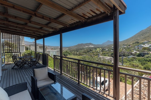 Private Cottage on Clovelly mountain side, 750m to golf course, 1 km to beaches.