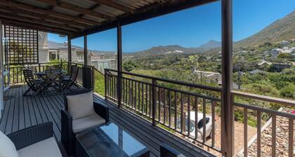 Private Cottage on Clovelly mountain side, 750m to golf course, 1 km to beaches.