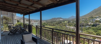 Private Cottage on Clovelly mountain side, 750m to golf course, 1 km to beaches.