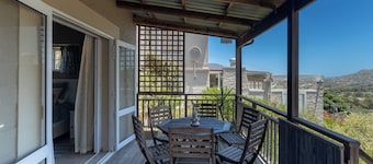 Private Cottage on Clovelly mountain side, 750m to golf course, 1 km to beaches.