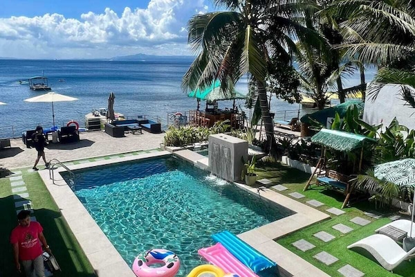 Utendørsbasseng, bassengparasoller og solsenger