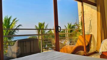 Ropa de cama de alta calidad y caja de seguridad en la habitación