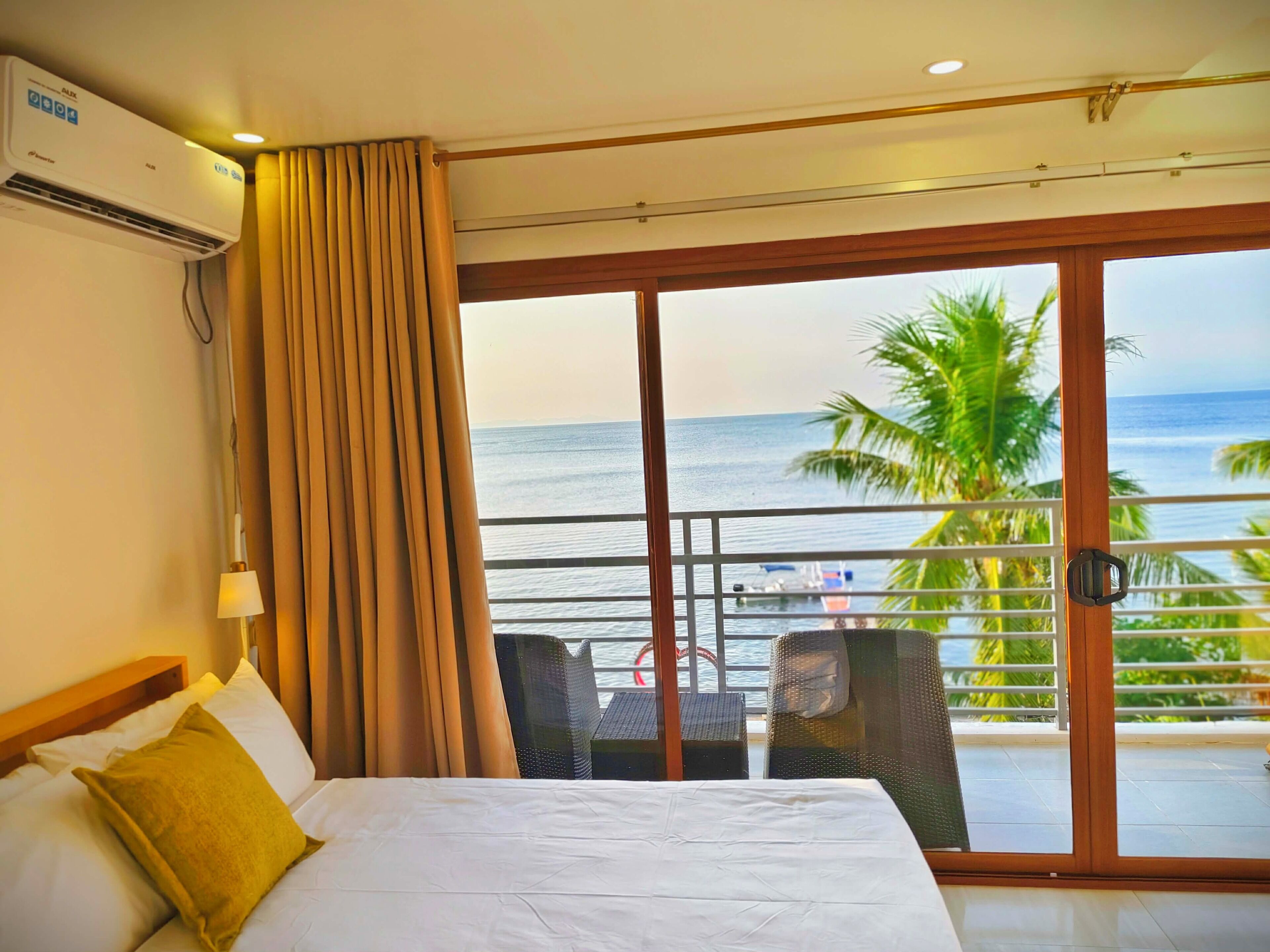 Premium bedding, in-room safe, individually decorated, laptop workspace