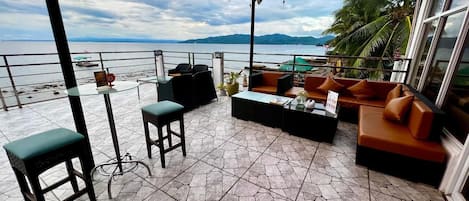 2 bars/lounges, beach bar