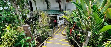 A concrete staircase with yellow safety lines leading to a building entrance labeled "SOUVENIR".