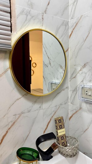 Chambre Standard | Salle de bain | Douche, douche cascade, articles de toilette écologiques