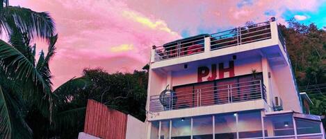 Un edificio de dos pisos con un letrero que dice 'The Philip-Ann Resort'.