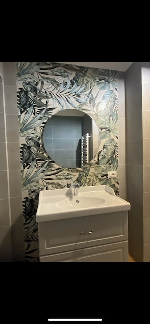 Classic Room | Bathroom | Free toiletries, hair dryer