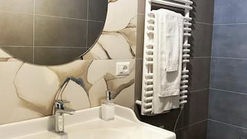 Deluxe Room | Bathroom | Free toiletries, hair dryer