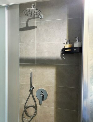 Classic Room | Bathroom | Free toiletries, hair dryer - Domus damore (Naples)