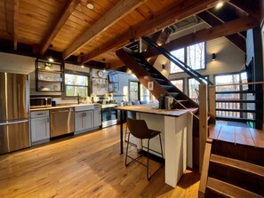 Kylskåp, mikrovågsugn, ugn och spishäll